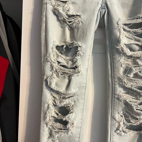 american eagle light wash very ripped skinny jeans! - Picture 4 of 12